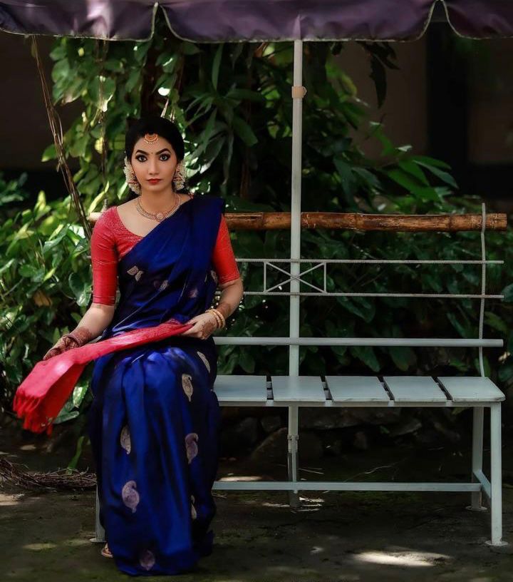 Traditional Wear Lichi Silk Saree with Stunning Zari Patterns