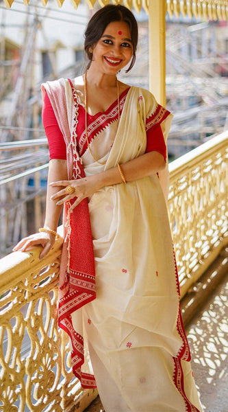 Unique Off White Cotton Silk Saree With Ravishing Blouse Piece