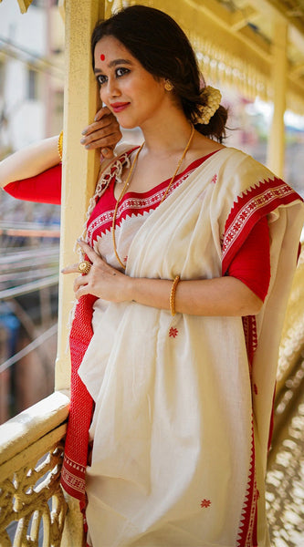 Unique Off White Cotton Silk Saree With Ravishing Blouse Piece