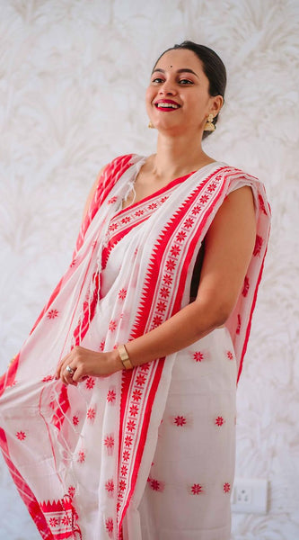 Lissome White Cotton Silk Saree With Smashing Blouse Piece