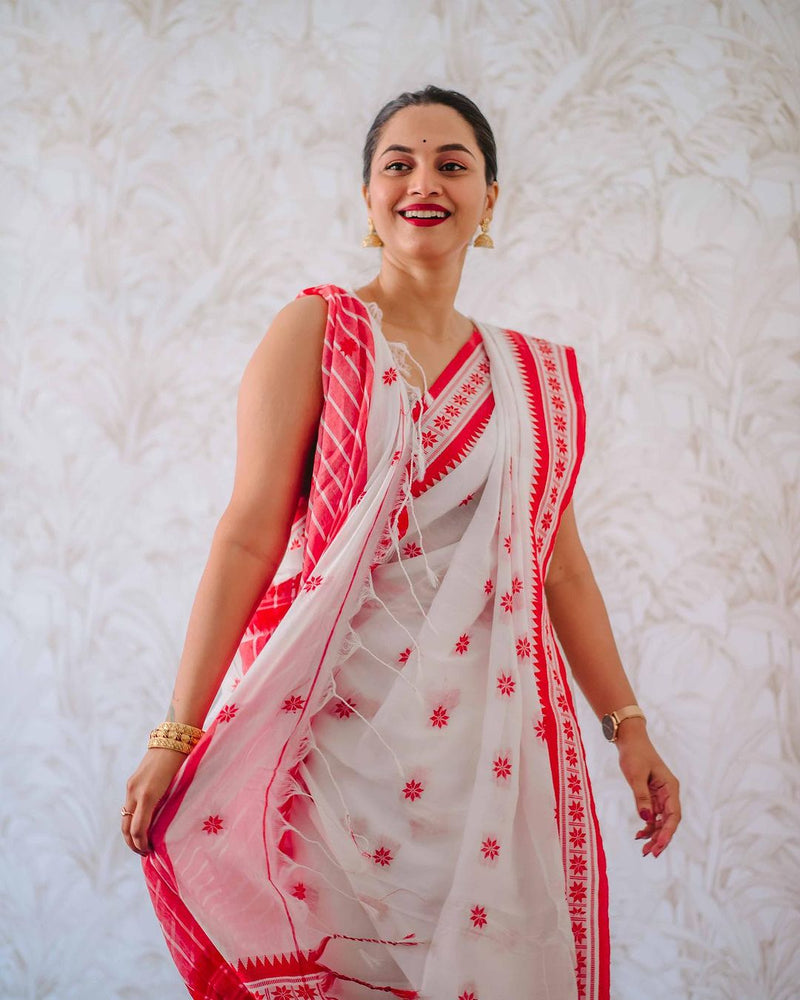 Lissome White Cotton Silk Saree With Smashing Blouse Piece