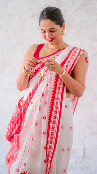 Lissome White Cotton Silk Saree With Smashing Blouse Piece