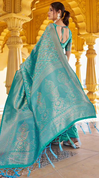 Pulsating Sea Green Kanjivaram Silk Saree With Resplendent Blouse Piece