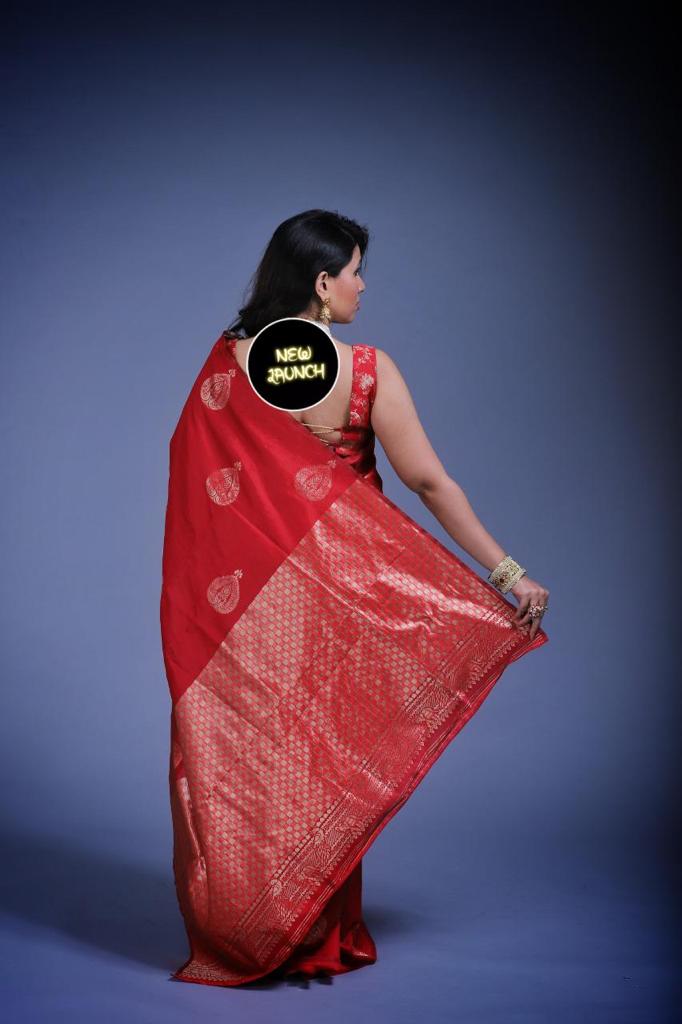 Graceful Lichi Silk Saree with Fine Zari Craftsmanship