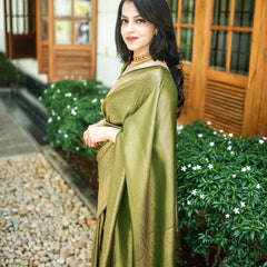 Elegant Designer Lichi Silk Saree with Classy Zari Pattern