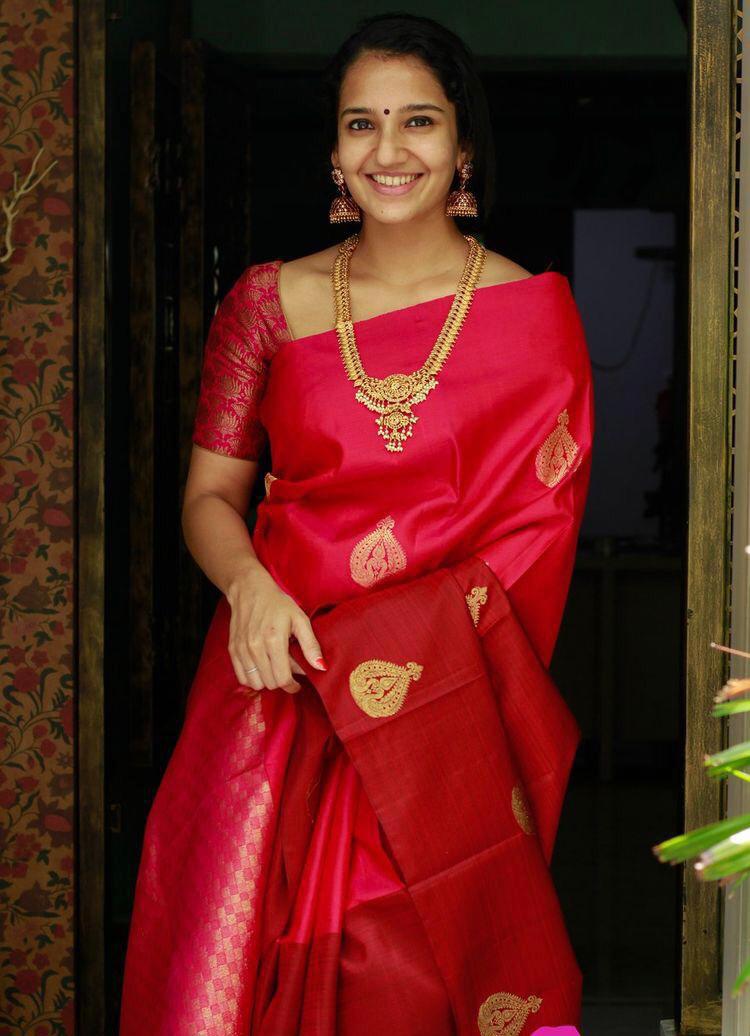 Graceful Lichi Silk Saree with Fine Zari Craftsmanship