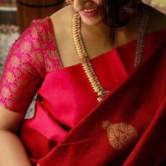 Graceful Lichi Silk Saree with Fine Zari Craftsmanship