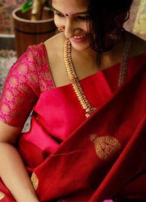 Graceful Lichi Silk Saree with Fine Zari Craftsmanship