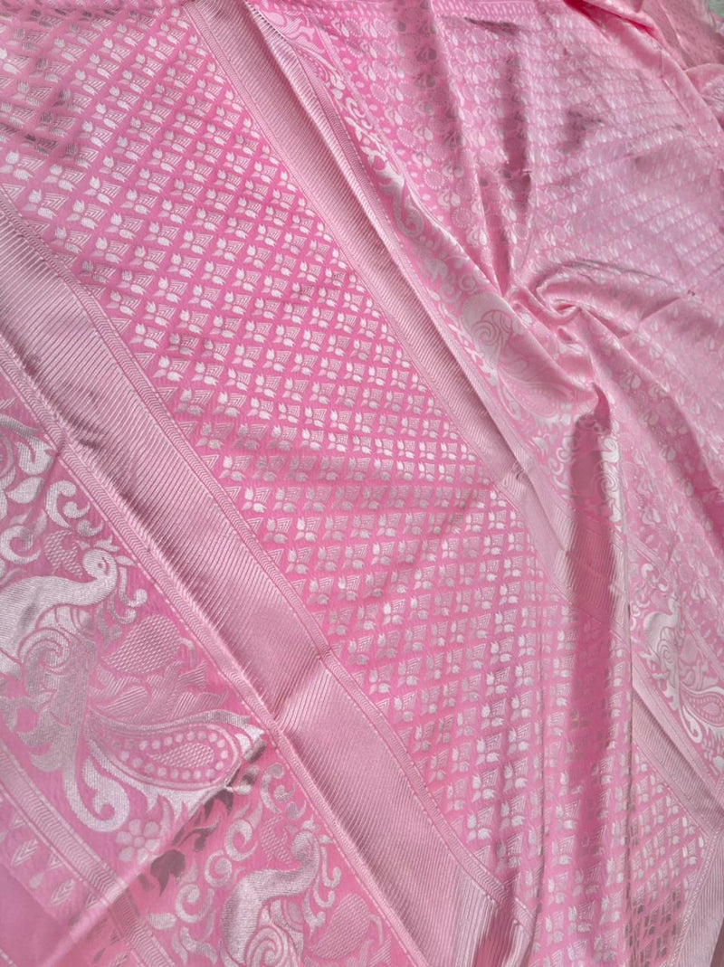 Timeless Lichi Silk Saree with Intricate Zari Weaving