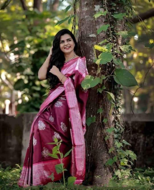Exquisite Lichi Silk Saree with Stylish Zari Detailing