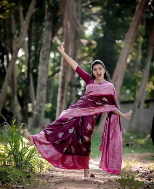 Exquisite Lichi Silk Saree with Stylish Zari Detailing