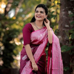 Exquisite Lichi Silk Saree with Stylish Zari Detailing
