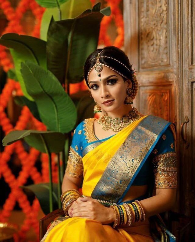 Sophisticated Lichi Silk Saree with Stylish Zari Weaving