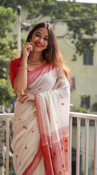 Desiring Off White Cotton Silk Saree With Capricious Blouse Piece