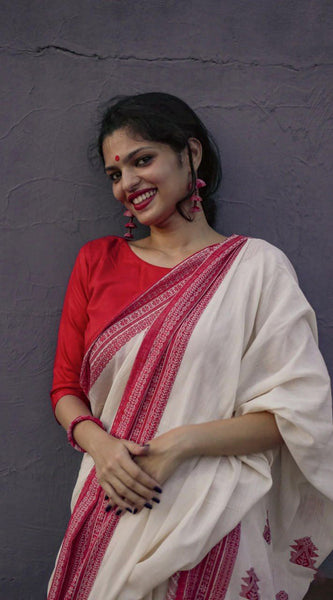 Elegant Off White Cotton Silk Saree With Demanding Blouse Piece