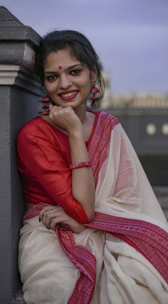 Elegant Off White Cotton Silk Saree With Demanding Blouse Piece