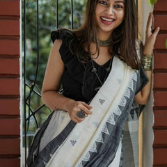 Flaunt Off White Cotton Silk Saree With Blooming Blouse Piece