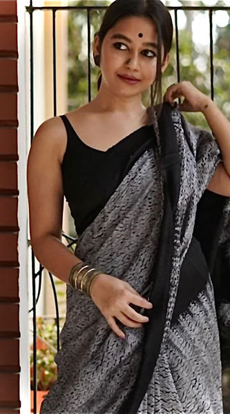 Attractive Grey Cotton Silk Saree With Intricate Blouse Piece