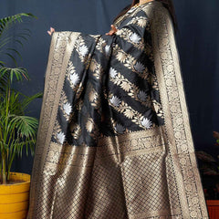 Murmurous Black Kanjivaram Silk With Fairytale Blouse Piece