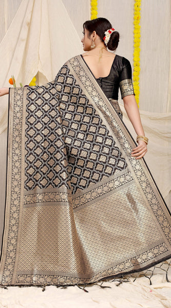Pleasant Black Kanjivaram Silk With Tempting Blouse Piece