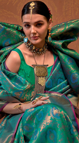 Hypnotic Rama Kanjivaram Silk Saree With Blissful Blouse Piece