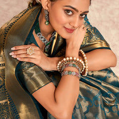 Demure Rama Kanjivaram Silk Saree With Evanescent Blouse Piece