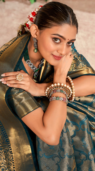 Demure Rama Kanjivaram Silk Saree With Evanescent Blouse Piece