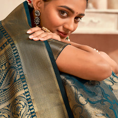 Demure Rama Kanjivaram Silk Saree With Evanescent Blouse Piece