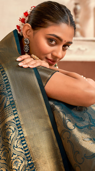 Demure Rama Kanjivaram Silk Saree With Evanescent Blouse Piece