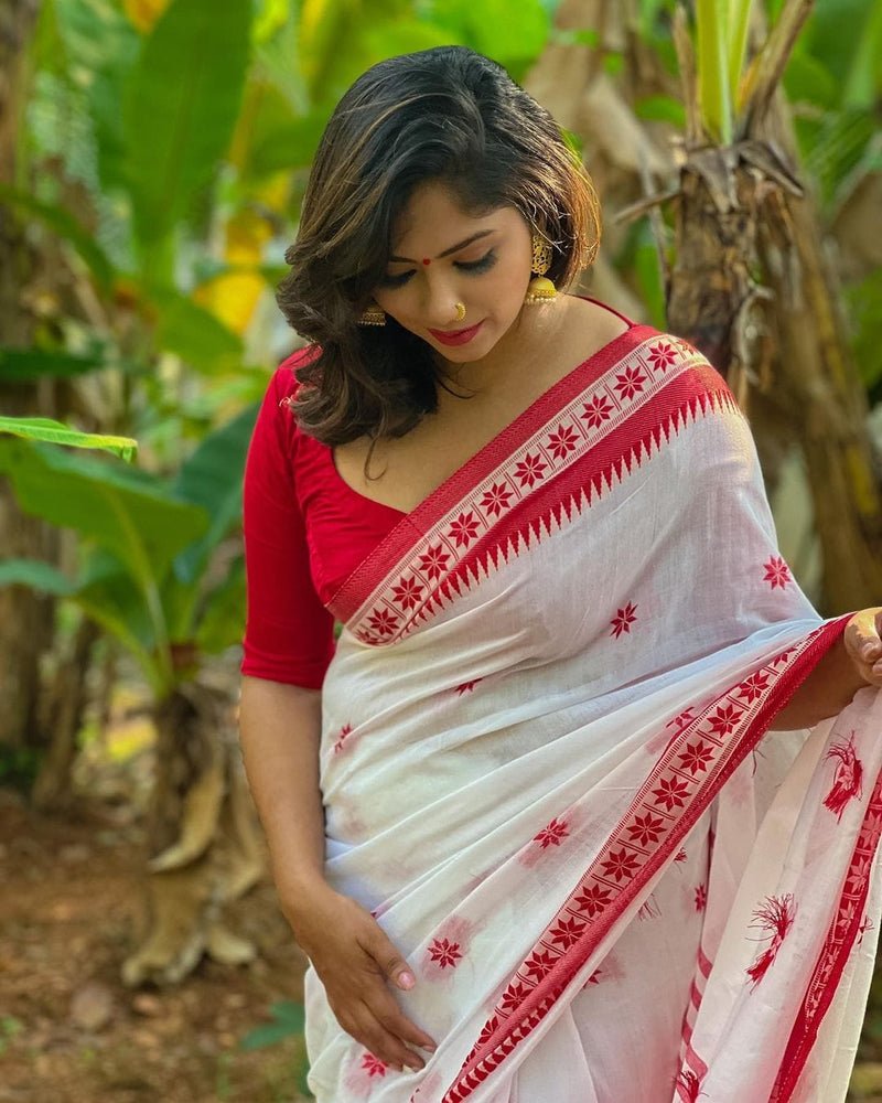 Sophisticated White Soft cotton Silk With Stylish Blouse Piece