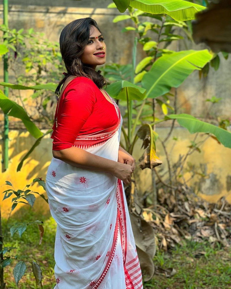 Sophisticated White Soft cotton Silk With Stylish Blouse Piece