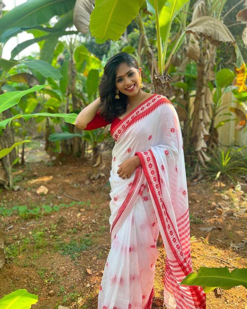 Sophisticated White Soft cotton Silk With Stylish Blouse Piece