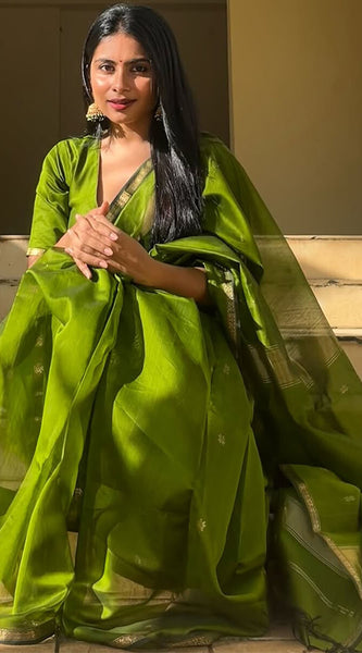 Enamoring Green Cotton Silk Saree With Snappy Blouse Piece