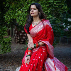 Nebula Red Cotton Silk Saree With Beguiling Blouse Piece