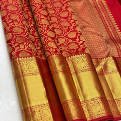 Stunner Red Kanjivaram Silk Saree with Beleaguer Blouse Piece