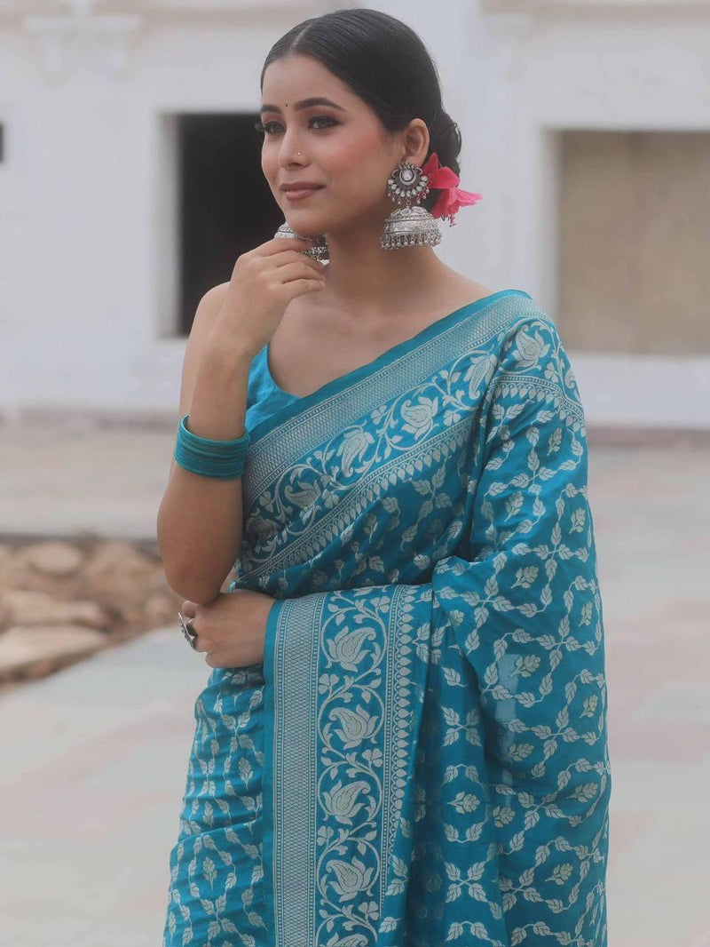 Bewitching Red Soft Silk Saree With Conflate Blouse Piece