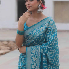 Bewitching Red Soft Silk Saree With Conflate Blouse Piece