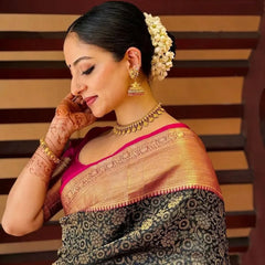 Inspiring Black Soft Silk Saree With Divine Blouse Piece