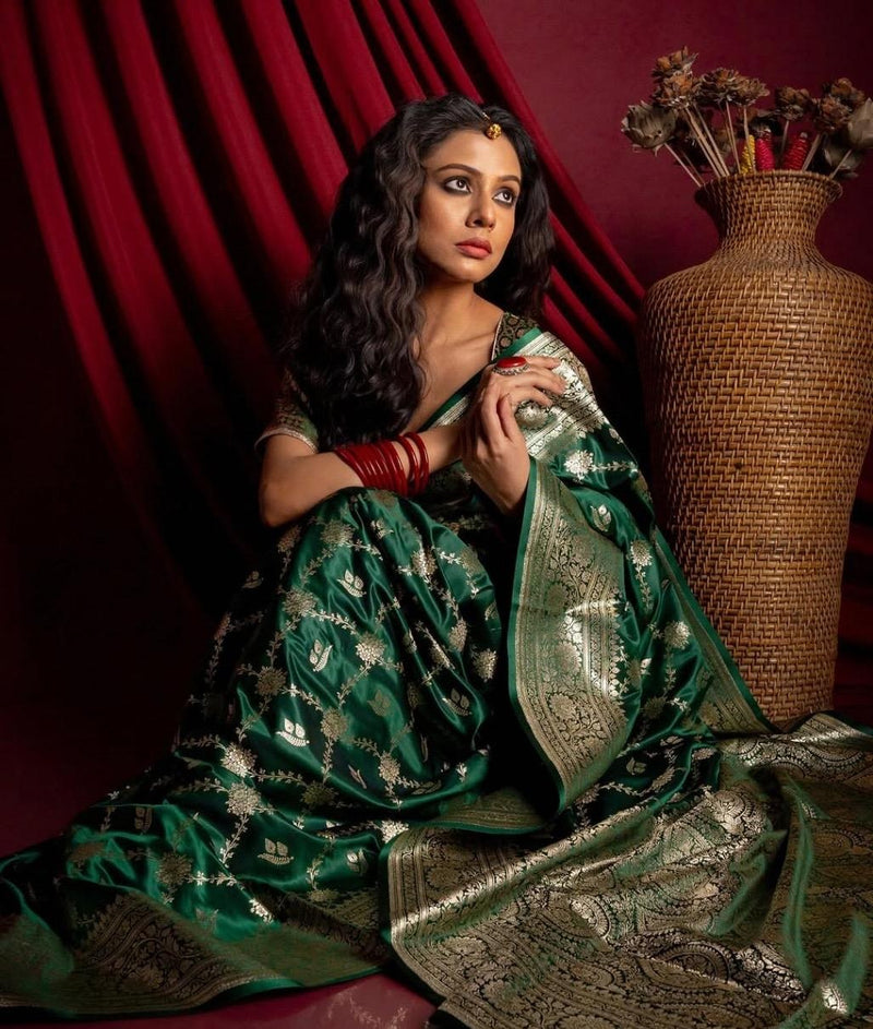 Ravishing Dark Green Soft Silk Saree With Girlish Blouse Piece