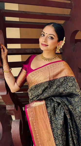 Inspiring Black Soft Silk Saree With Divine Blouse Piece