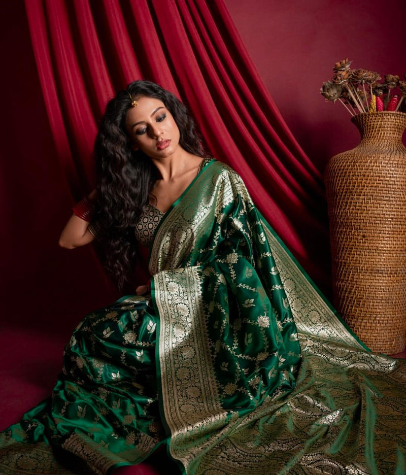 Ravishing Dark Green Soft Silk Saree With Girlish Blouse Piece