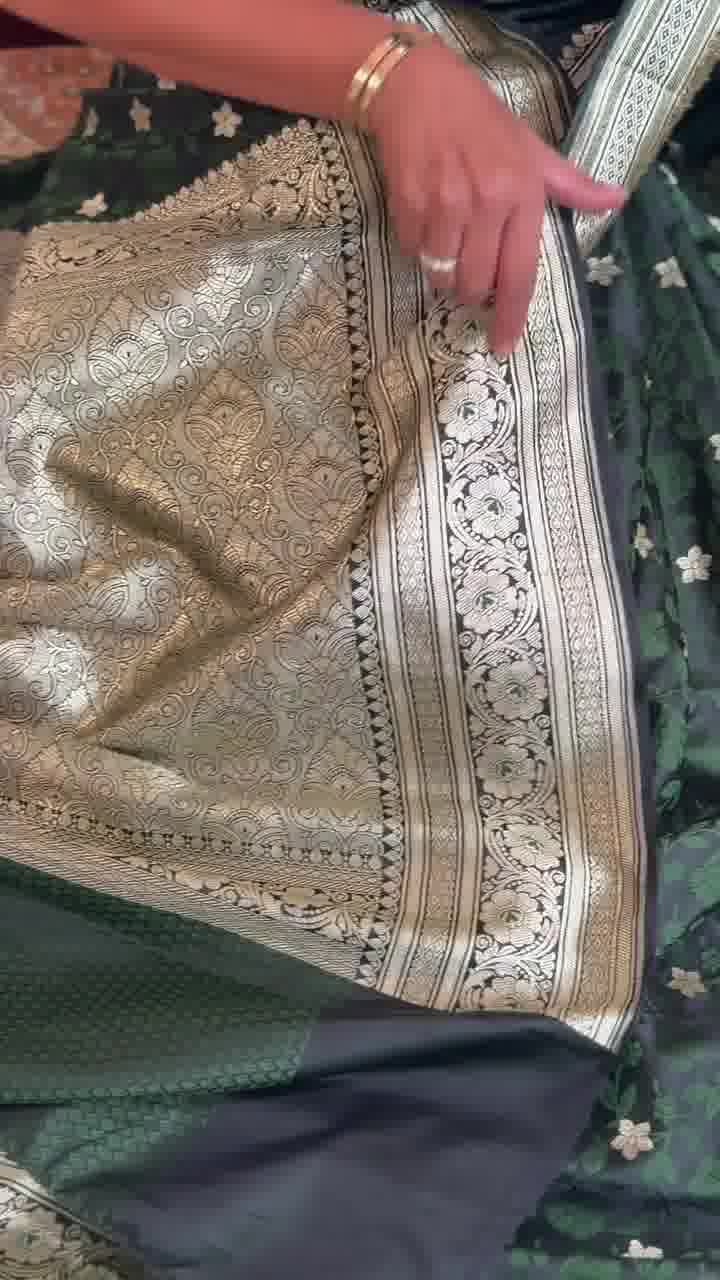 Ratatouille Dark Green Soft Silk Saree With Pulsating Blouse Piece